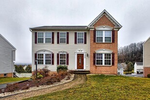 304 Chanticleer Cir in New Stanton, PA - Building Photo