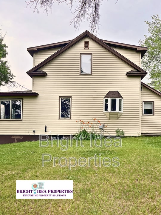 711 Elm Ave in Walker, MN - Building Photo