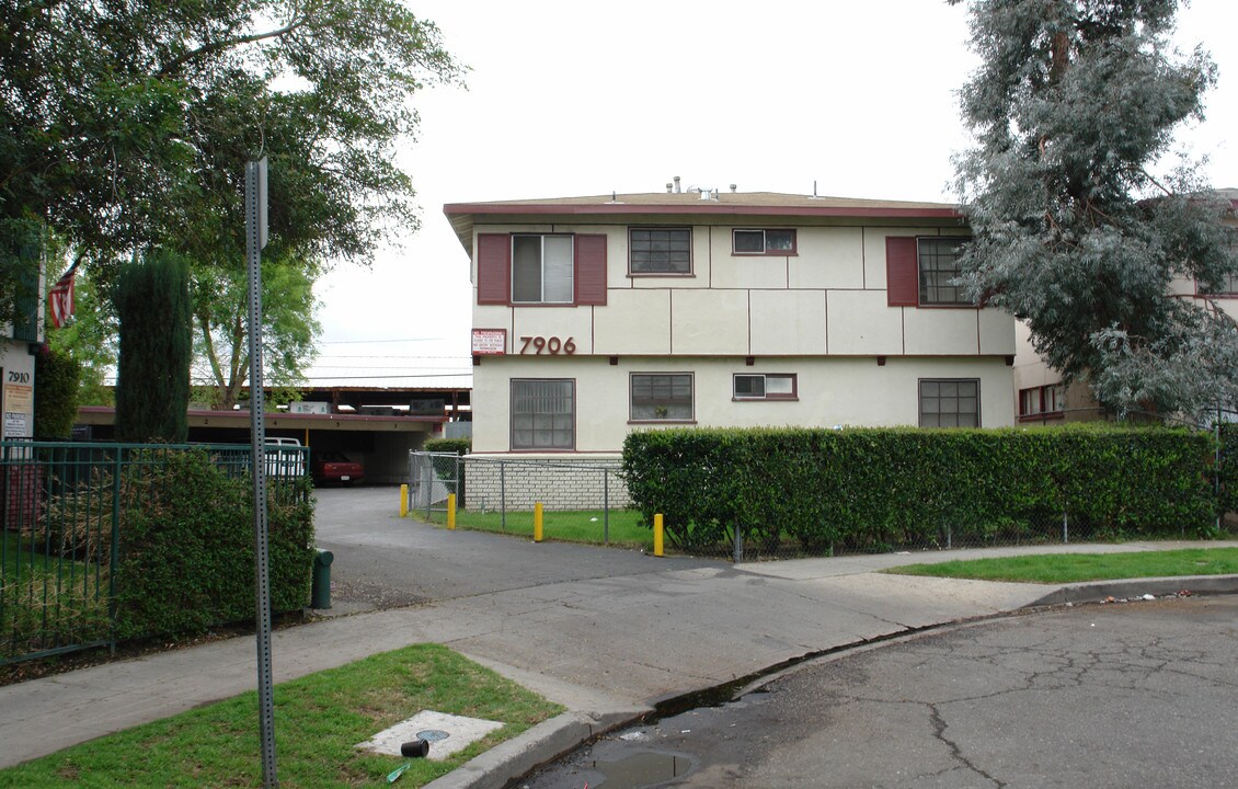 7906 Brimfield Ave in Panorama City, CA - Foto de edificio