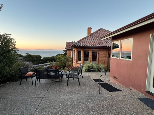 289 Lighthouse Ave in Pacific Grove, CA - Foto de edificio - Building Photo