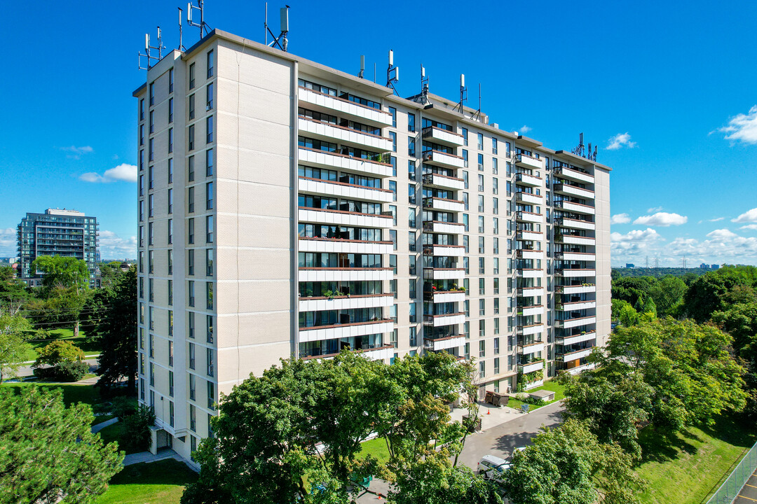 Bayview Square Apartments in Toronto, ON - Building Photo