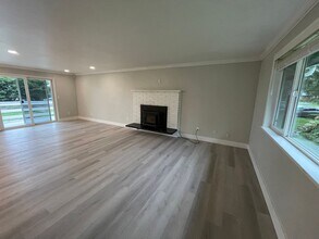 1919 Island View Rd in Oak Harbor, WA - Building Photo - Building Photo