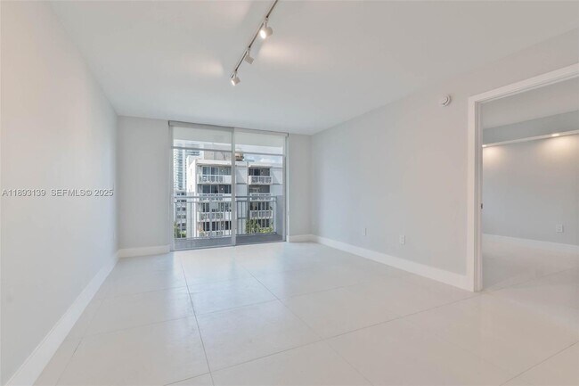 1665 Bay Rd in Miami Beach, FL - Building Photo - Building Photo
