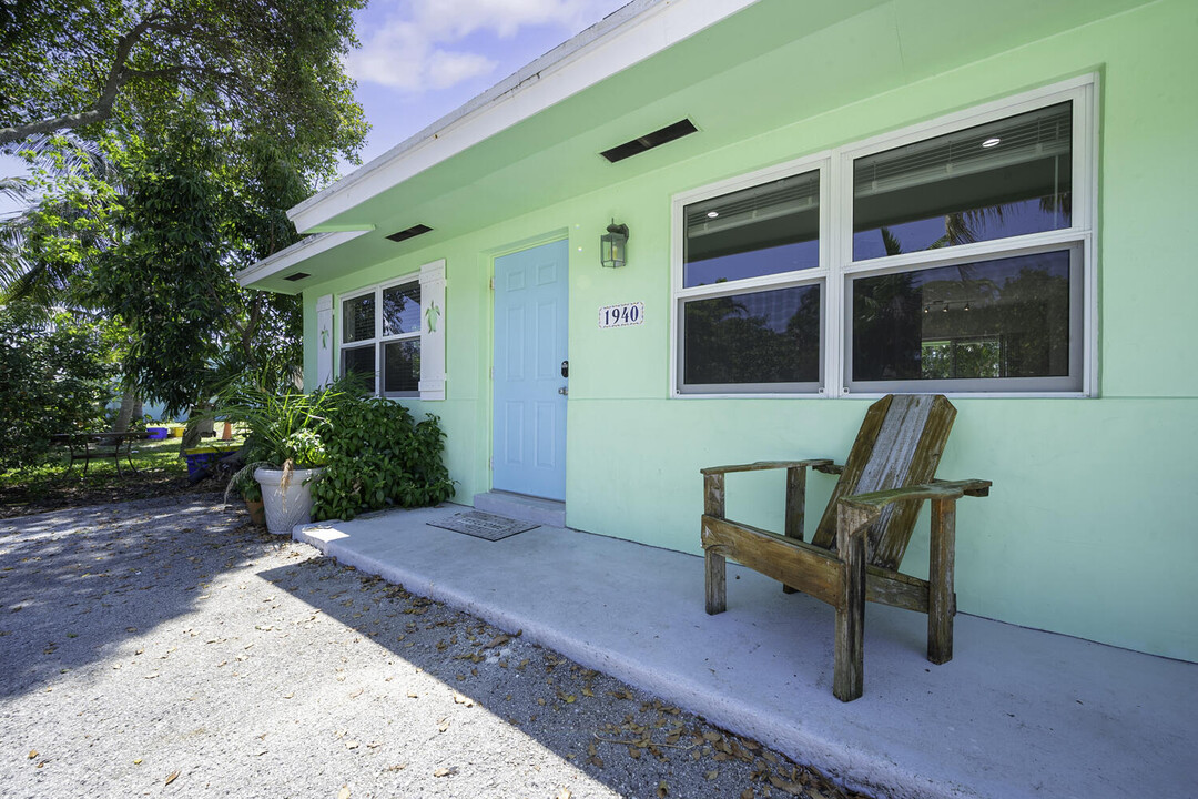 1940 Ridge Rd in North Palm Beach, FL - Building Photo