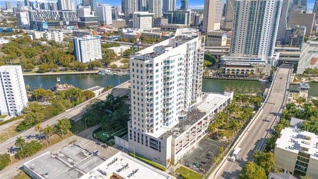10 SW South River Dr, Unit 0 in Miami, FL - Foto de edificio - Building Photo