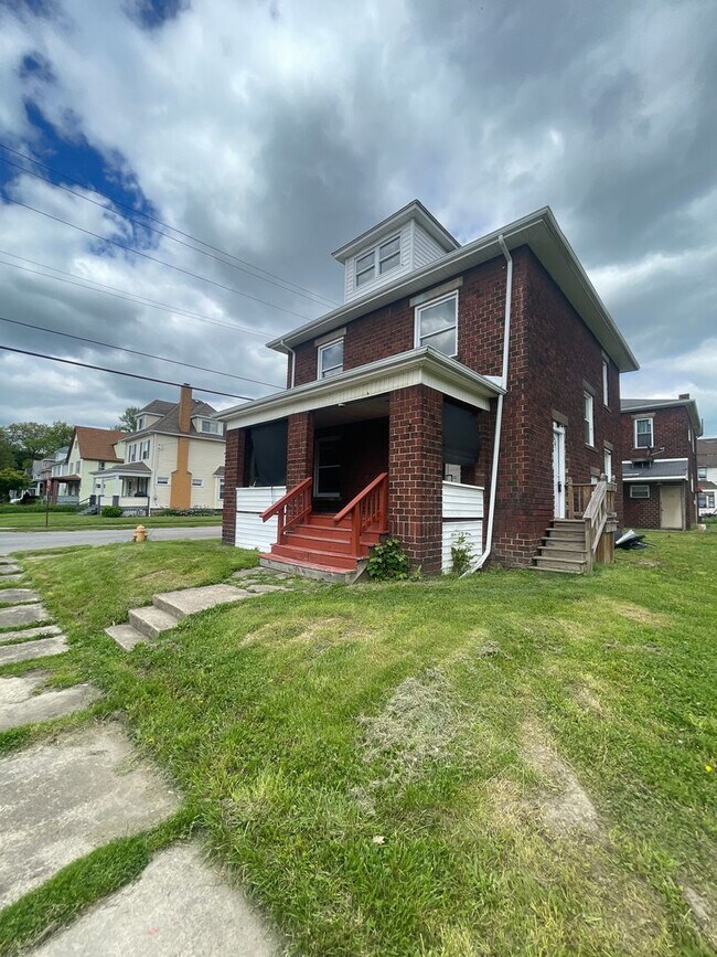 247 Cedar Ave in Sharon, PA - Building Photo - Building Photo