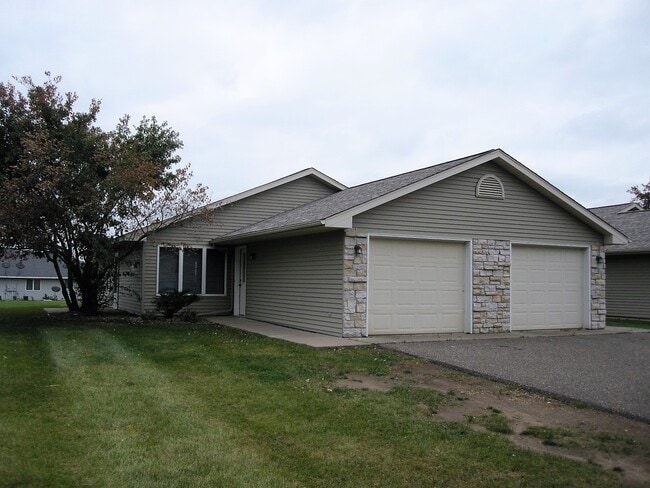 626 W 8th St, Unit D in New Richmond, WI - Building Photo - Building Photo