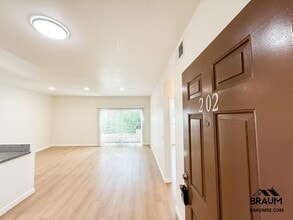 11459 Collins St in Los Angeles, CA - Building Photo - Building Photo