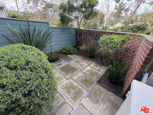 5259 1/2 Village Green in Los Angeles, CA - Building Photo - Building Photo