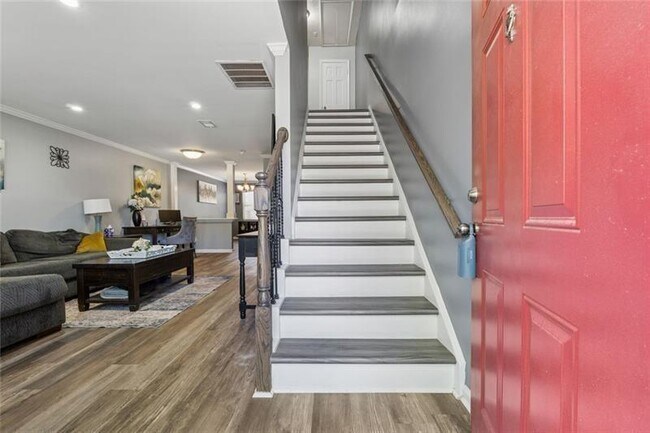 135 N River Dr in Atlanta, GA - Building Photo - Building Photo