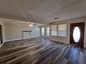 1302 Andrew St in Mesquite, TX - Foto de edificio - Building Photo