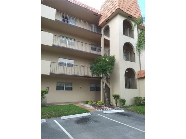 6300 S Falls Cir Dr-Unit -30A in Lauderhill, FL - Foto de edificio