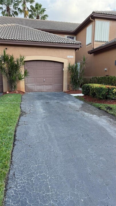 1564 Veracruz Ln in Weston, FL - Building Photo