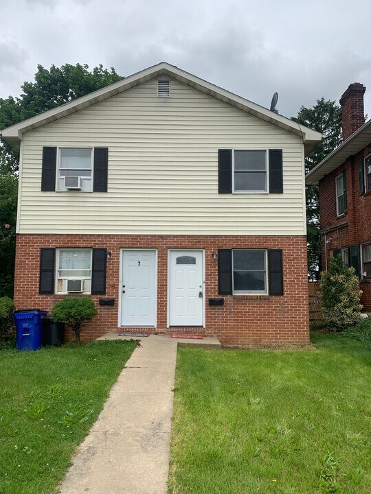 7 S Mont Valla Ave in Hagerstown, MD - Building Photo
