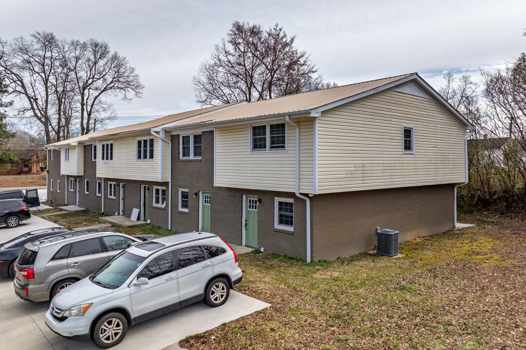 225 Pineywood Rd in Thomasville, NC - Building Photo