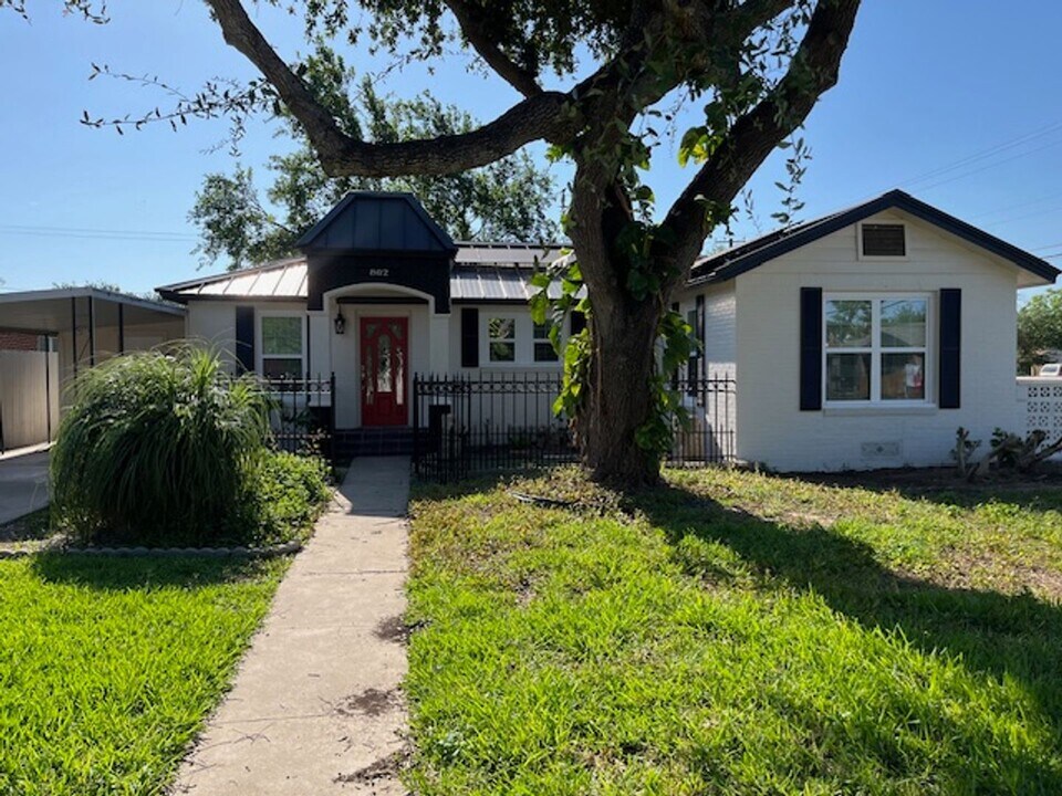 802 N 5th St in McAllen, TX - Foto de edificio