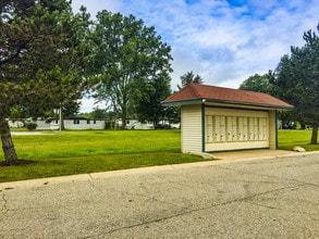 Pinewood on the Lake in Columbus, MI - Foto de edificio - Building Photo