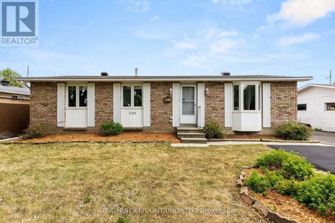 320 Reynolds Dr in Ottawa, ON - Building Photo