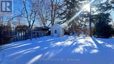 2048 Edinburgh Dr in Burlington, ON - Building Photo - Building Photo