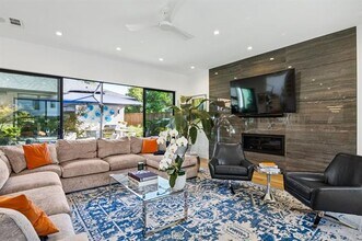 9733 Mixon Dr in Dallas, TX - Building Photo - Building Photo