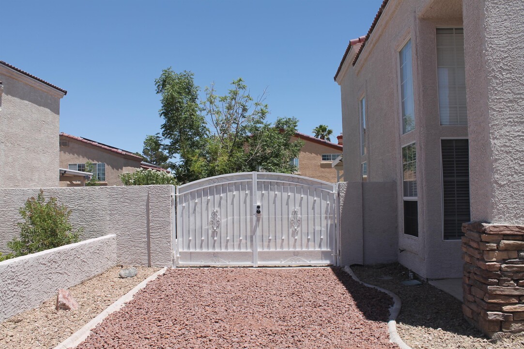 528 S Tomsik St in Las Vegas, NV - Building Photo