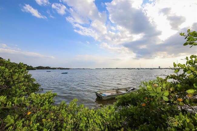 1111 N Gulfstream Ave in Sarasota, FL - Building Photo - Building Photo