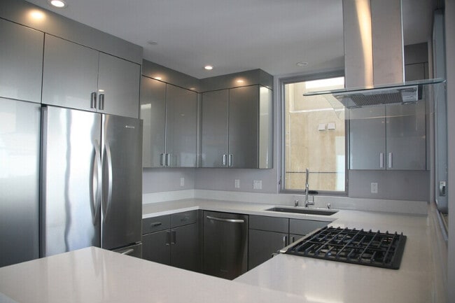 310 16th Pl in Manhattan Beach, CA - Building Photo - Building Photo