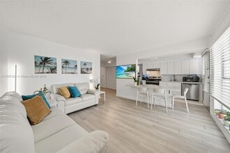 1340 Lincoln Rd in Miami Beach, FL - Building Photo - Building Photo