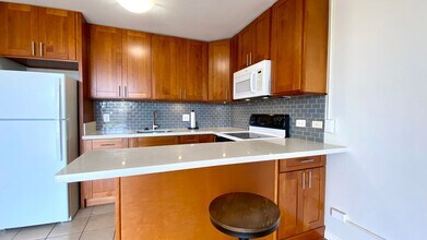 737 Olokele Ave in Honolulu, HI - Building Photo - Building Photo