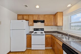 Vantage Pointe West Apartment Homes in Cincinnati, OH - Building Photo - Building Photo