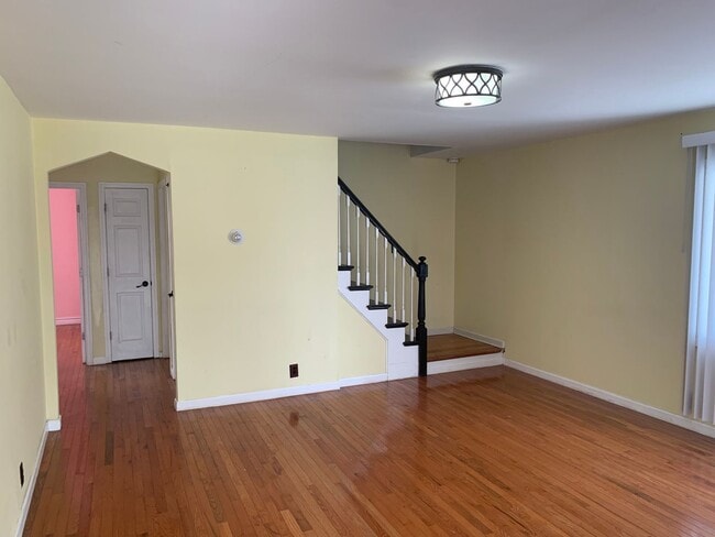 187 Crest Ave in Elmont, NY - Foto de edificio - Building Photo