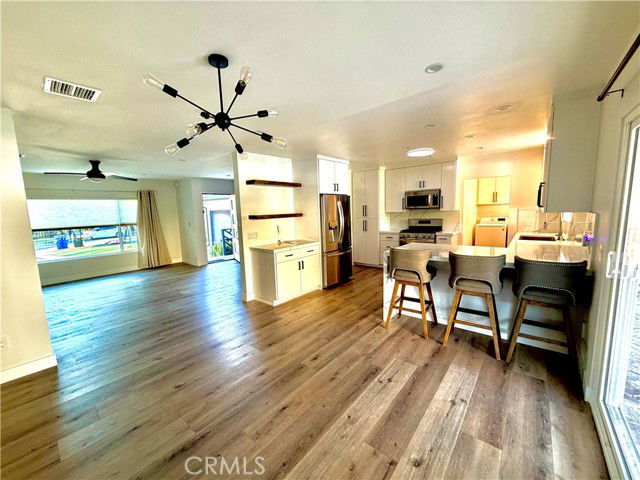 22315 Kittridge St in Los Angeles, CA - Building Photo - Building Photo