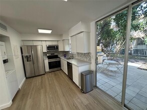 6007 SW 69th St in South Miami, FL - Building Photo - Building Photo
