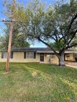 210 Maurine St in Cuero, TX - Building Photo