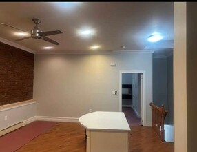 32 Sunnyside Ct in Brooklyn, NY - Building Photo - Building Photo