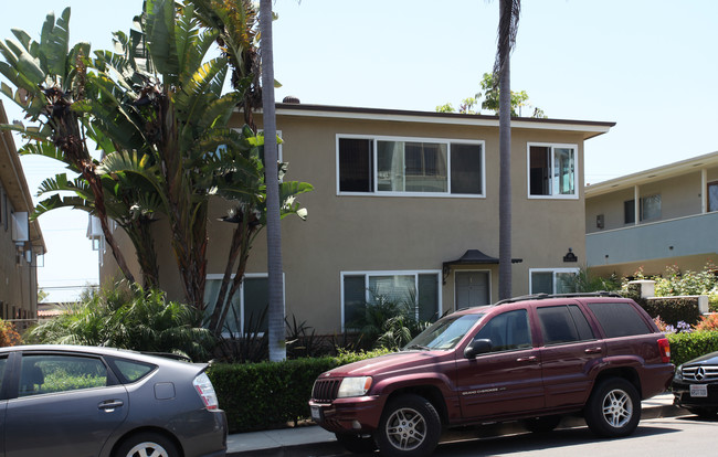 411 Cypress Dr in Laguna Beach, CA - Foto de edificio - Building Photo