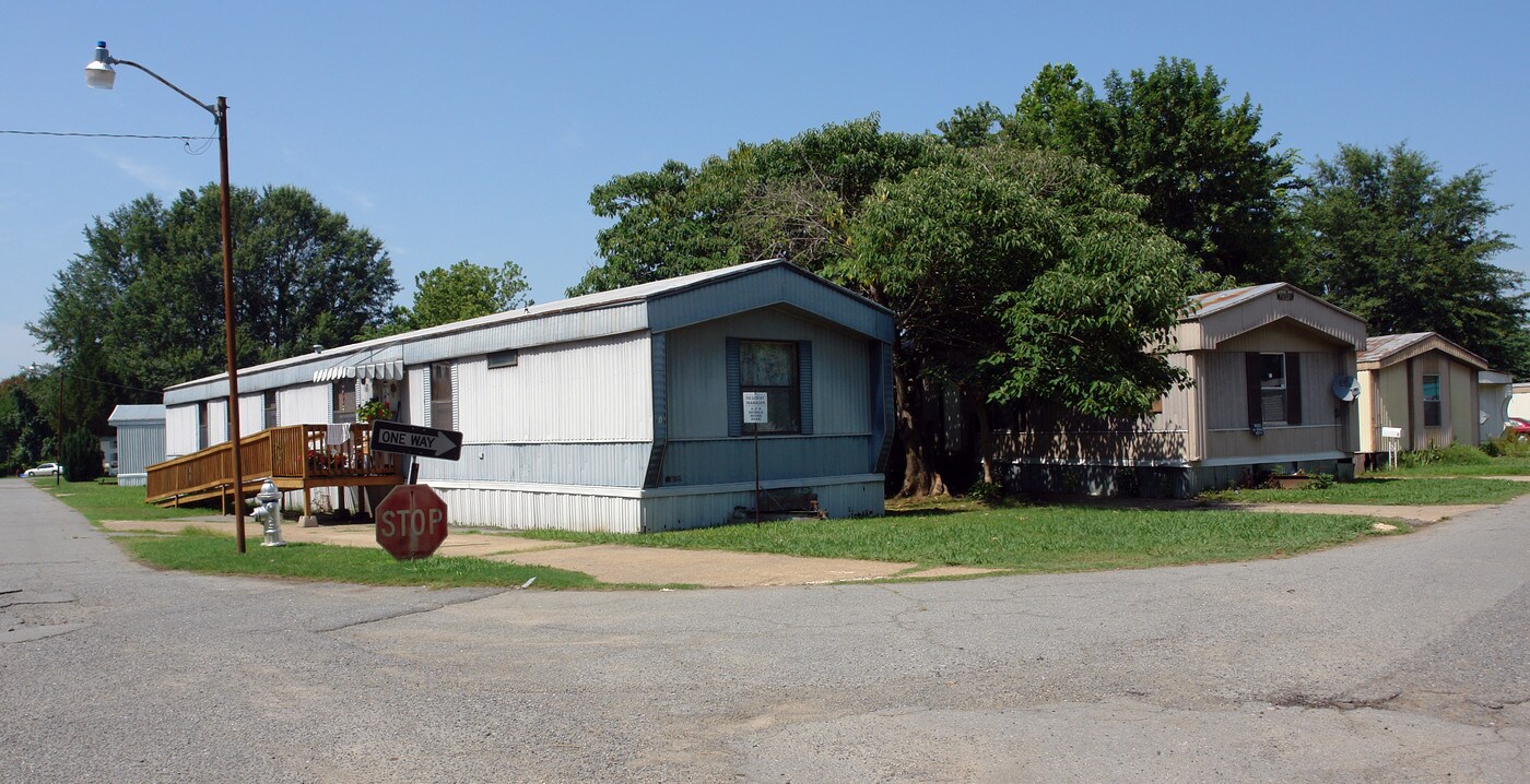 A & B Town & Country Mobile Home Park in North Little Rock, AR - Building Photo