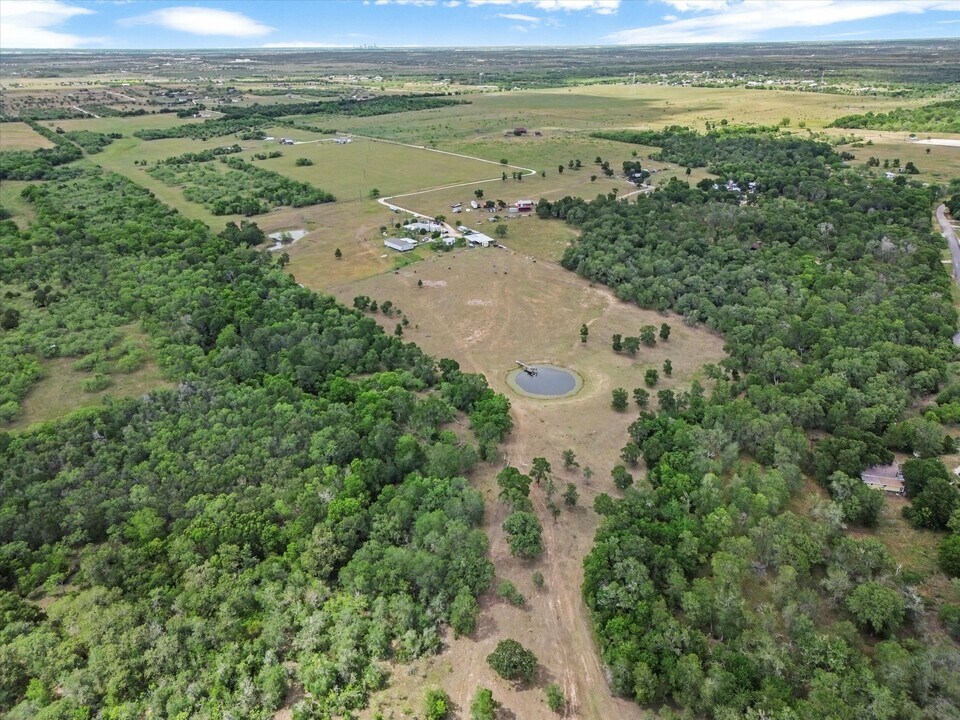 480 Grandpa Rd in Dale, TX - Building Photo