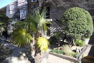 Santa Fe Trails Apartments in Dallas, TX - Building Photo