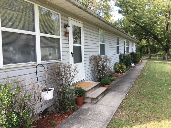 810 E Jackson St-Unit -Apartment B in Pittsburg, KS - Building Photo