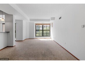 2565 Franklin Ave-Unit -208 in St. Paul, MN - Building Photo - Building Photo