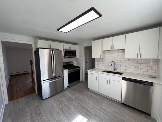 42 Pond St in Belmont, MA - Foto de edificio - Building Photo