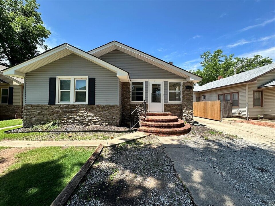 746 S Jenkins Ave in Norman, OK - Building Photo