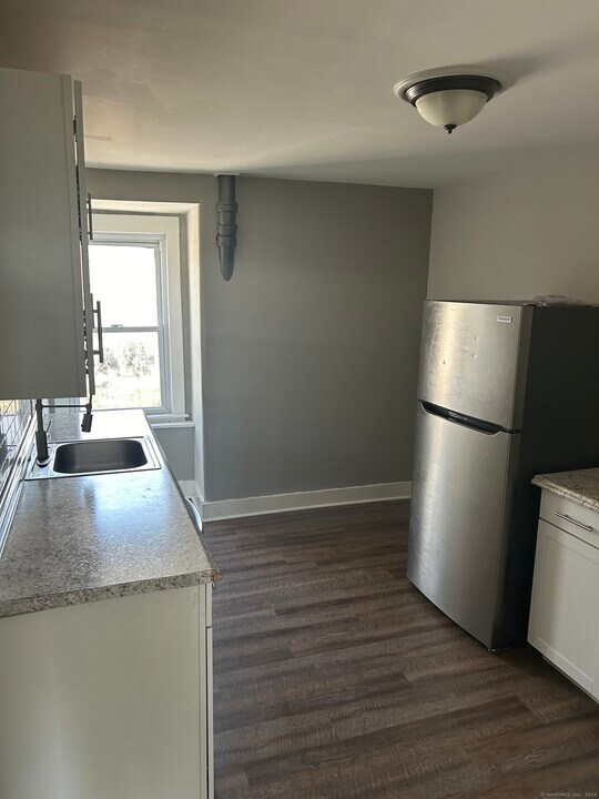 215 Providence St in Putnam, CT - Building Photo