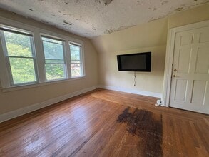 1251 Ella T Grasso Blvd, Unit 3 in New Haven, CT - Foto de edificio - Building Photo