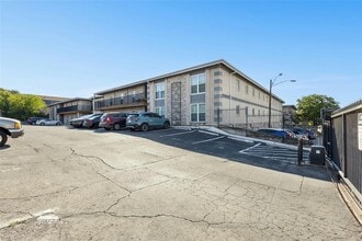 2401 Manor Rd in Austin, TX - Building Photo - Building Photo