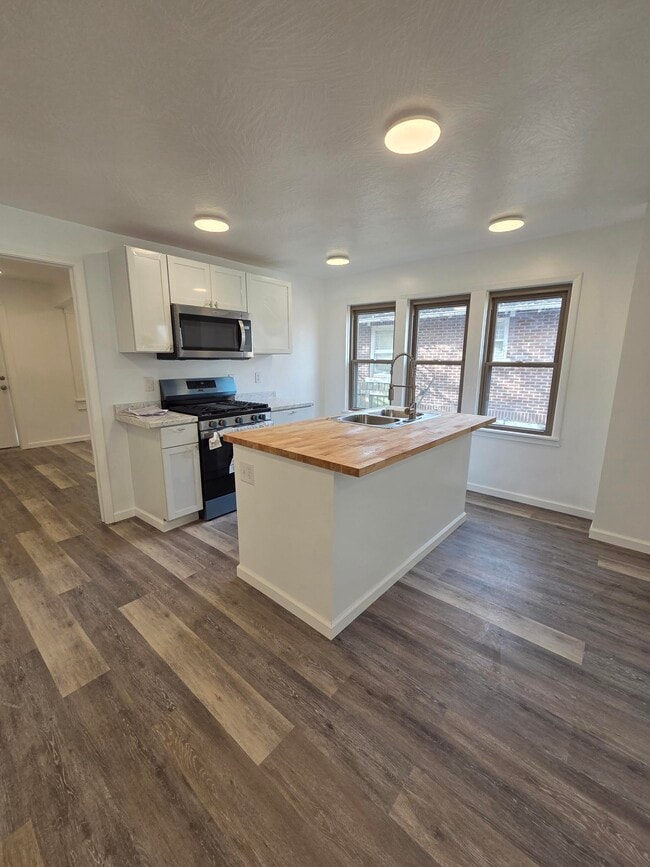 property at 1004 E Delmar St