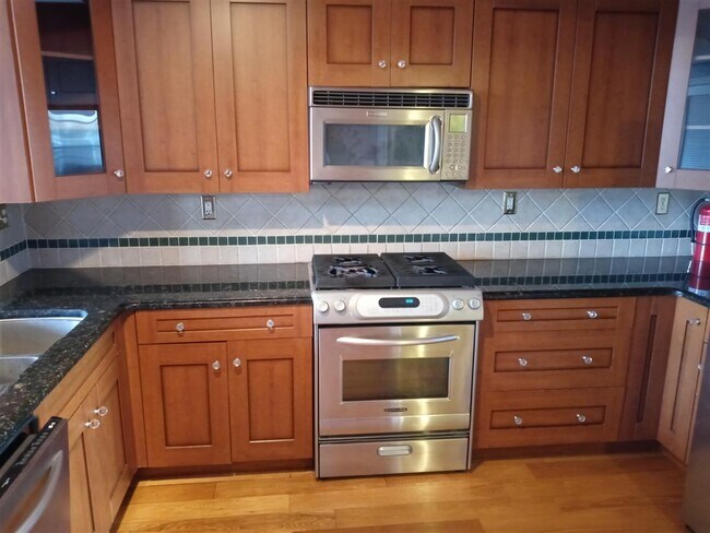 300 Communipaw Ave in Jersey City, NJ - Building Photo - Building Photo