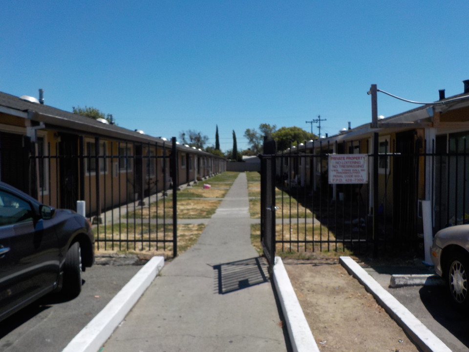 Carriage House Apartments in Fairfield, CA - Building Photo