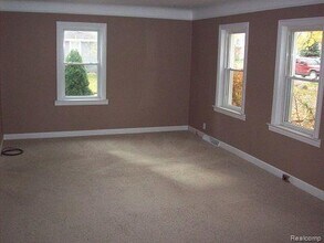 4790 Elizabeth Lake Rd in Waterford Township, MI - Building Photo - Building Photo